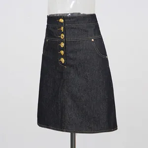 Donkerblauwe denim A-lijn rok met hoge taille en decoratieve gouden knopen stijlvol