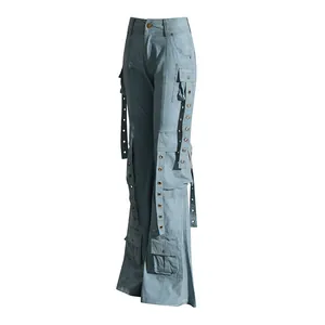 Vista laterale di jeans cargo a zampa a vita bassa blu con dettagli a strappo