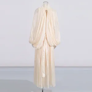 Vue arrière d'une élégante robe longue de style français avec manches ballon plissées.
