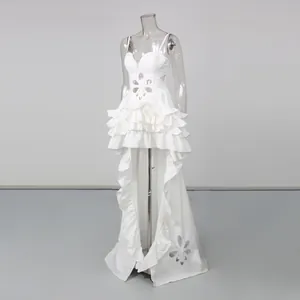Elegantes weißes Kleid mit Spaghettiträgern, Stufenvolants und floralen Ausschnitten.