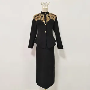 Elegante completo due pezzi in stile cinese nero con ricami dorati sulle spalle e gonna