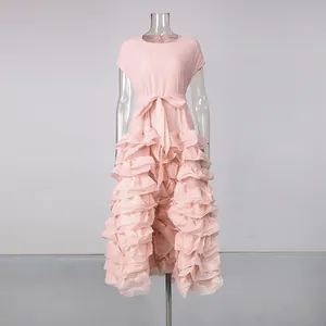 Elegantes rosa Maxikleid mit Stufenrüschen, kurzen Ärmeln und einem Taillenband