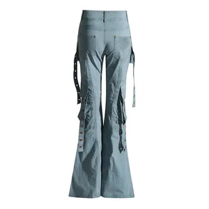 Vista posteriore di jeans cargo a zampa a vita bassa con dettagli consumati e cinturini