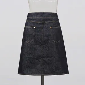 Gedetailleerd achteraanzicht van een donkerblauwe denim A-lijn rok met contraststiksels