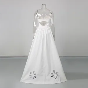Rückansicht eines eleganten weißen Maxikleides mit Ausschnitten am Saum und am Rücken