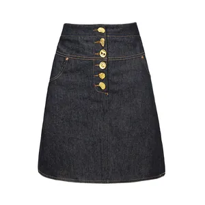 Detailweergave van donkerblauwe denim A-lijn rok met unieke artistieke gouden knopen