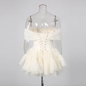 Rückansicht von schulterfreiem Mini-Spitzenkleid in Weiß mit Schnürung im Korsett-Stil