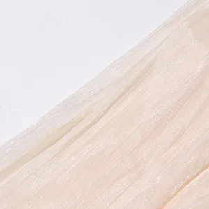 Gros plan détaillé du tissu plissé scintillant pour une robe de style français haut de gamme.