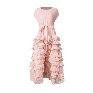 Elegantes rosa Kurzarm-Maxikleid mit gestuftem Rüschenrock und tailliertem Schnitt