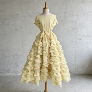 Elegantes hellgelbes Maxikleid mit Rundhalsausschnitt, Taillengürtel und Rüschen