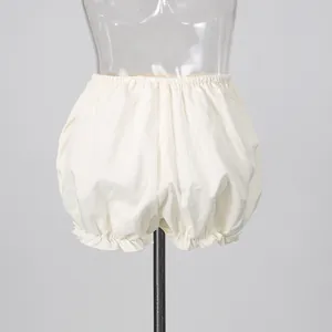 Elegante cremefarbene Puff-Bloomers mit Gummibund und feinen Rüschensaum-Details.