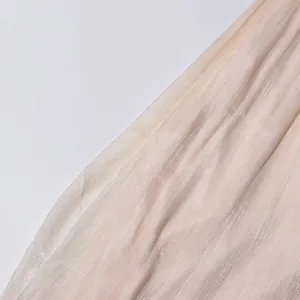 Vue macro d'un tissu plissé scintillant pour une robe longue de vacances élégante