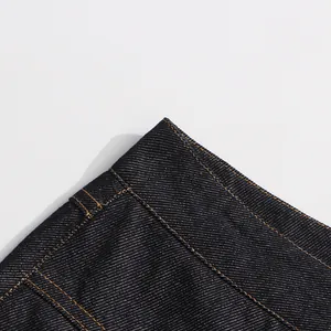 Macro-weergave van de indigo denim textuur en contrasterende stiksels op rok