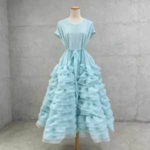 Hellblaues Kleid mit gestuften Rüschen, Rundhalsausschnitt und Taillenband für süßen Look