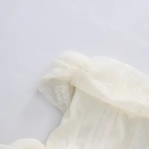 Detailaufnahme eines schulterfreien Mesh-Spitzenkleides mit Korsett-Mieder aus Fischbein