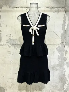 Elegante set a due pezzi in maglia con top senza maniche a balze e minigonna abbinata nero