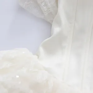 Detailansicht der Off-Shoulder-Netz-Puffärmel und des Fischbeingürtels am Kleid