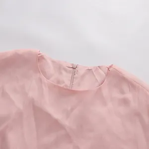 Detailansicht des runden Ausschnitts eines rosa Kleides mit einem Reißverschluss