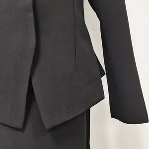 Dettaglio ravvicinato dell'orlo e della trama del tessuto di un completo blazer nero in stile cinese