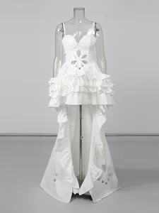Elegante abito bianco a canotta con vita floreale traforata e gonna asimmetrica a balze
