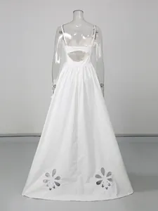 Elegante abito da sera bianco con schiena scoperta e ricami floreali traforati