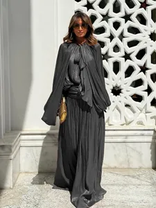 Robe longue plissée grise de style français élégant avec manches cape pour vacances.