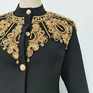 Vista dettagliata dell'intricato ricamo in oro e perline su una giacca vintage nera elegante