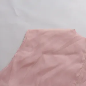 Nahaufnahme des hochwertigen rosa Chiffonstoffs an einem süßen Kleid-Detailansicht