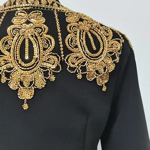 Dettaglio del top nero in stile classico cinese con elaborate perline e paillettes dorate