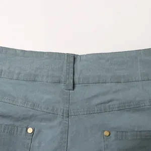 Dettaglio ravvicinato della vita posteriore e delle tasche di jeans svasati blu polvere