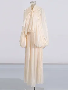 Robe longue plissée de style français élégante avec manches bouffantes et col noué en crème