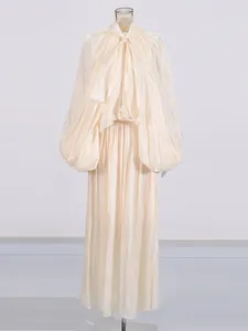 Élégante robe maxi plissée blanc cassé style français avec manches ballons pour vacances