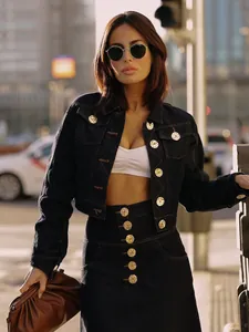 Stijlvolle navy denim A-lijn rok en jas set met gouden knoop details in straatstijl