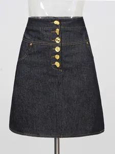 Donkerblauwe denim A-lijn rok met stijlvolle goudkleurige knopen en contraststiksels