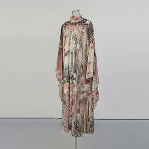 Dettaglio di un abito lungo vintage con stampa leopardata floreale e maniche irregolari.