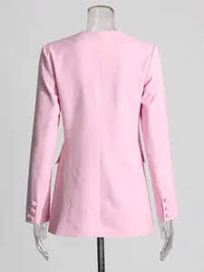 Vue arrière détaillée d'un blazer rose chic avec des poignets boutonnés élégants