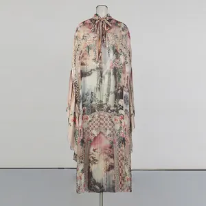 Abito lungo in stile corte vintage con stampa paesaggio intricata e fiocco al collo.