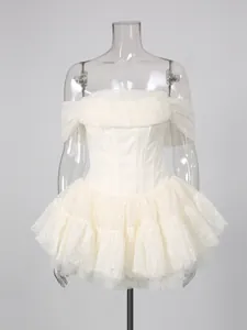 Elegante abito corto bianco a spalle scoperte con gonna a balze in tulle e rete