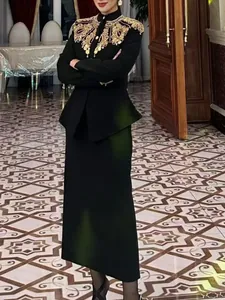 Elegante completo nero stile cinese con top decorato in oro e gonna lunga a trapezio
