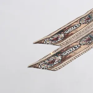 Primo piano di una sciarpa vintage stile palazzo con stampa leopardata e strass