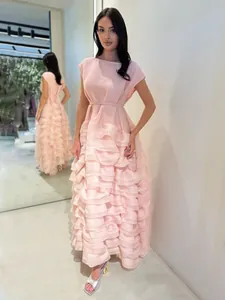 Elegantes rosa mehrlagiges Rüschenkleid mit kurzen Ärmeln und taillierter Passform