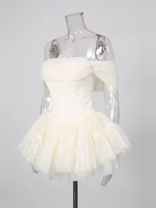 Elegante mini abito in pizzo con spalle scoperte, vita a corsetto e gonna a balze