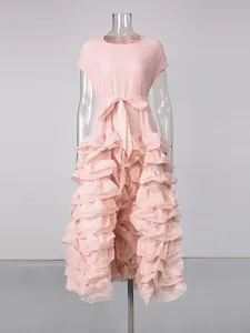 Elegantes rosa kurzes Ärmel Midikleid mit Gürtel und gestuften Rüschen