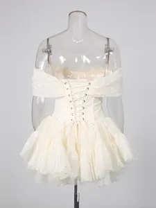Elegante abito a corsetto bianco in pizzo a spalle scoperte con minigonna a balze