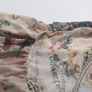 Dettaglio ravvicinato del tessuto in chiffon a fiori e leopardo per l'abito lungo
