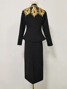Elegante set due pezzi nero in stile neo-cinese con decorazioni dorate sulle spalle.