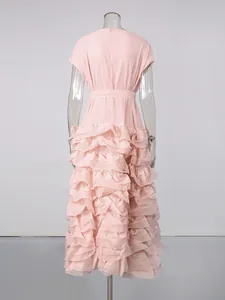 Rückansicht eines eleganten rosa Maxikleids mit kurzen Ärmeln und gestuften Rüschen