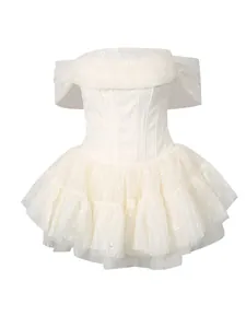 Elegante abito corto in pizzo bianco con spalle scoperte, vita a corsetto e maniche a