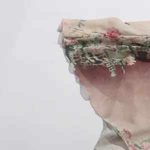 Dettaglio del tessuto floreale e leopardato su un abito in stile palazzo vintage