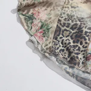 Dettaglio dell'orlo in tessuto con stampa leopardata e floreale vintage e cucitura